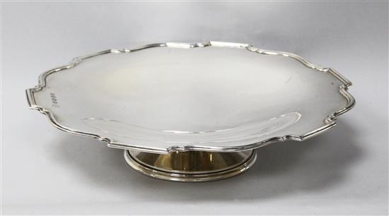 A silver pedestal bread dish by Barker Brothers Silver Ltd, Birmingham 1935, 17 oz.